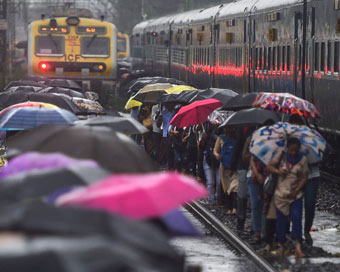 मुंबई को बारिश से थोड़ी राहत, पटरी पर लौट रही जिन्दगी