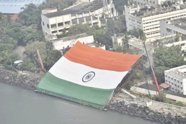 दुनिया के सबसे बड़े राष्ट्रीय ध्वज का अनावरण