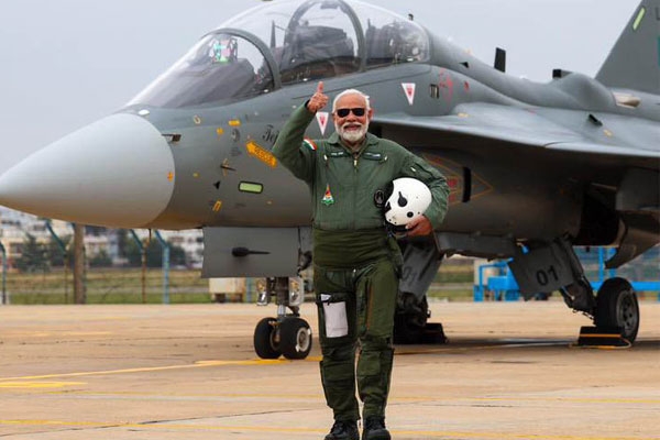 PM मोदी ने स्वदेशी तेजस लड़ाकू विमान में भरी उड़ान