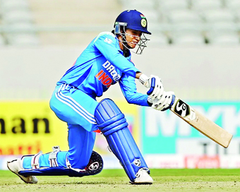 वडोदरा : वेस्ट इंडीज के खिलाफ पहले वनडे में शानदार पारी के दौरान शॉट खेलतीं भारत की ओपनर बल्लेबाज स्मृति मंधाना।