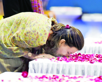 पिता ब्रिगेडियर लिड्डर के ताबूत को चूमती उनकी पुत्री