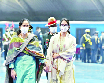 पालम एयरपोर्ट पर मां-पिता को श्रद्धांजलि देने पहुंचीं जनरल रावत की पुत्रियां।