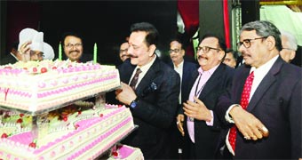 लखनऊ में गोमतीनगर स्थित सहारा हास्पिटल की नौवीं वषर्गांठ के मौके पर केक काटते सहारा इंडिया परिवार के प्रबंध कार्यकर्ता एवं चेयरमैन सहाराश्री सुब्रत रॉय सहारा.
