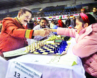 टूर्नामेंट खेलने मुंबई से आई एक प्रतियोगी बच्ची के साथ चेस खेलकर उसका मनोबल बढ़ाते सहाराश्री।