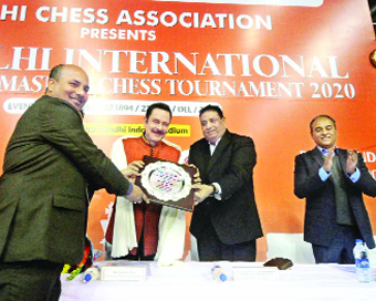 18वें दिल्ली इंटरनेशनल ओपन ग्रैंड मास्टर्स चेस टूर्नामेंट-2020 के उद्घाटन समारोह में सहारा इंडिया परिवार के प्रबंध कार्यकर्ता एवं चेयरमैन सहाराश्री सुब्रत रॉय सहारा को स्मृति चिह्न देकर सम्मानित करते दिल्ली चेस फेडरेशन के सचिव अजित के वर्मा, आयोजन समिति के अध्यक्ष भरत सिंह चौहान।