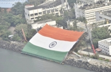 भारतीय नौसेना ने मुंबई में दुनिया के सबसे बड़े राष्ट्रीय ध्वज का अनावरण किया